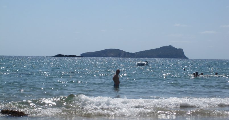Aigües Blanques aan de oostkust van Ibiza met op de achtergrond het eilandje Tagomago