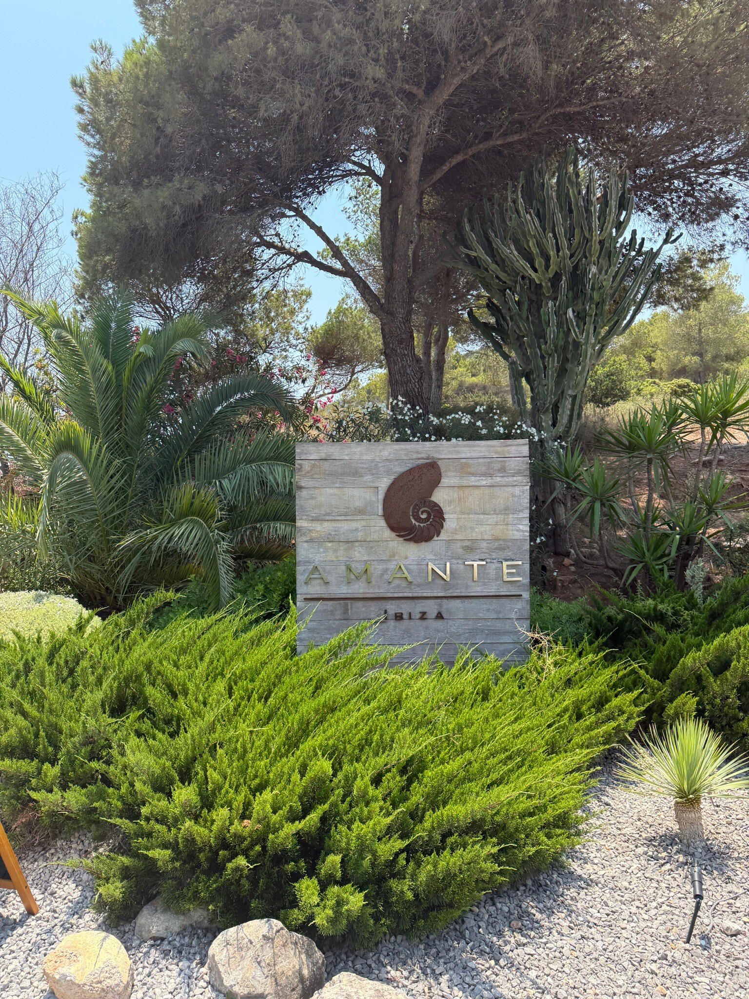 Het Amante-bord in de mediterrane tuin aan de ingang