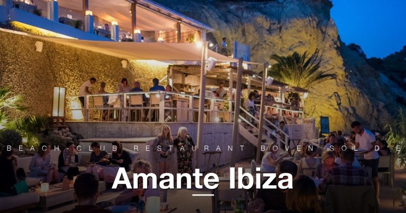 Amante beach-club restaurant boven Sol d'en Serra, Ibiza, met kaarsen en avond-sfeer