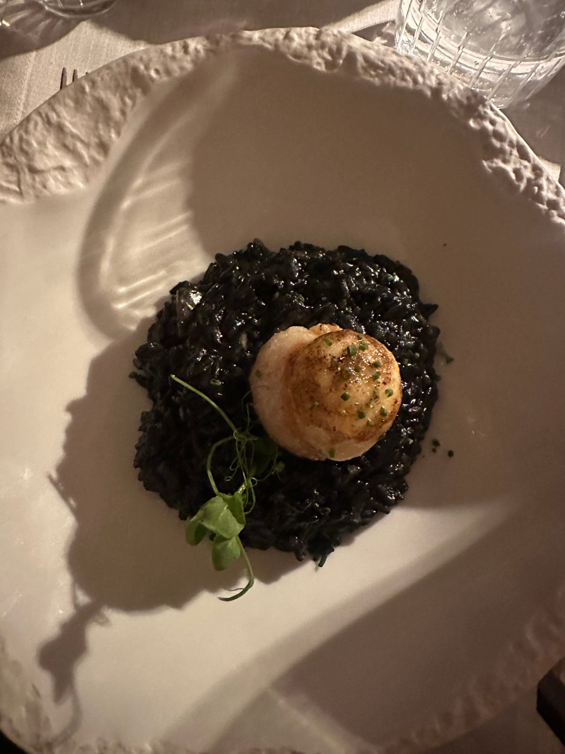 Zwarte risotto met sint-jakobsschelp bij Amante