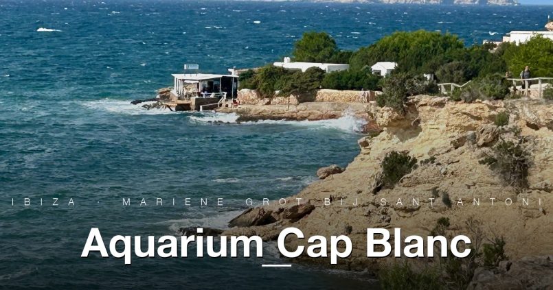 Cap Blanc kustlijn bij Sant Antoni Ibiza, locatie van het grot-aquarium