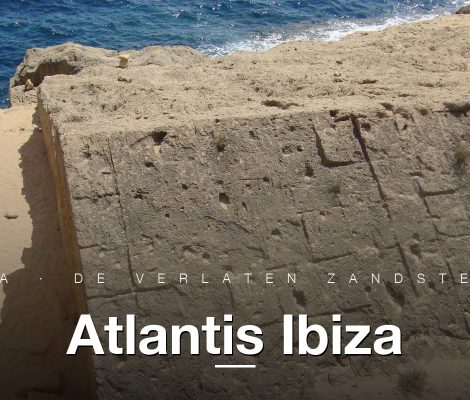 Atlantis Ibiza, oude zandsteen-groeve met zicht op zee en uitgehakte rotsblokken