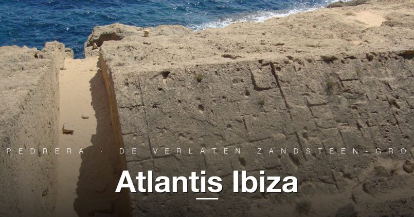 Atlantis Ibiza, oude zandsteen-groeve met zicht op zee en uitgehakte rotsblokken