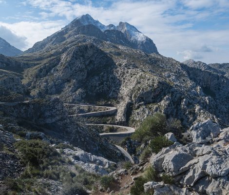 Een Mallorca-weg met uitzicht — sfeer voor wie het eiland met de huurauto verkent