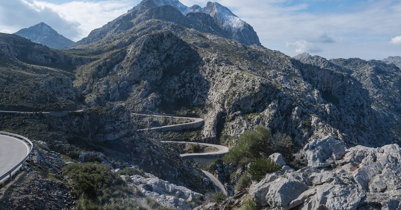 Een Mallorca-weg met uitzicht — sfeer voor wie het eiland met de huurauto verkent
