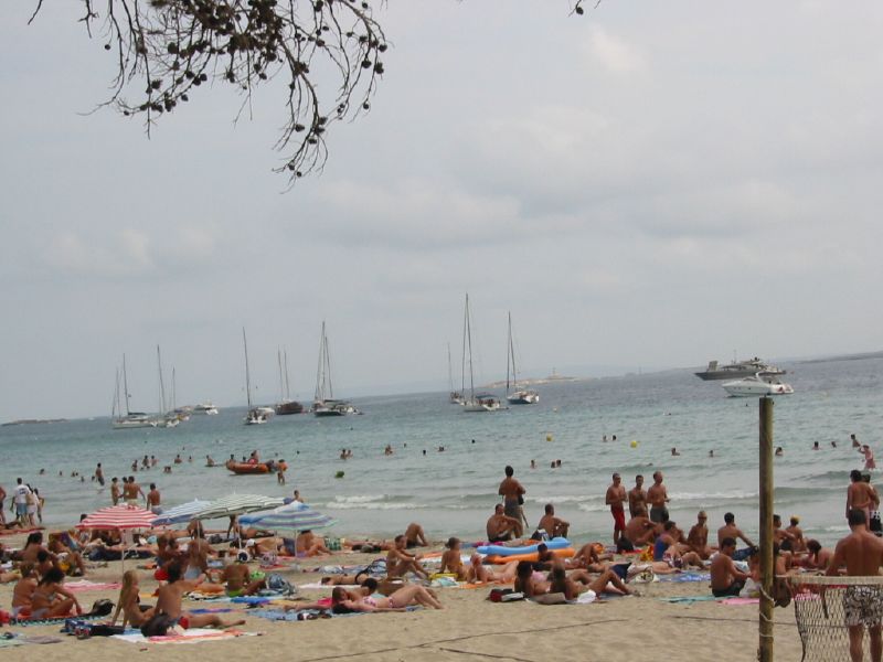 Beste reistijd Ibiza: weer, water en clubseizoen per maand 1 Ibiza-strand in de zomer