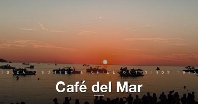 Het publiek bij Café del Mar tijdens zonsondergang aan Caló des Moro, Ibiza