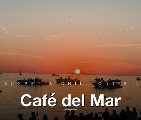Het publiek bij Café del Mar tijdens zonsondergang aan Caló des Moro, Ibiza