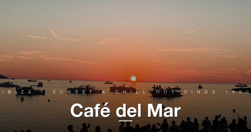 Het publiek bij Café del Mar tijdens zonsondergang aan Caló des Moro, Ibiza