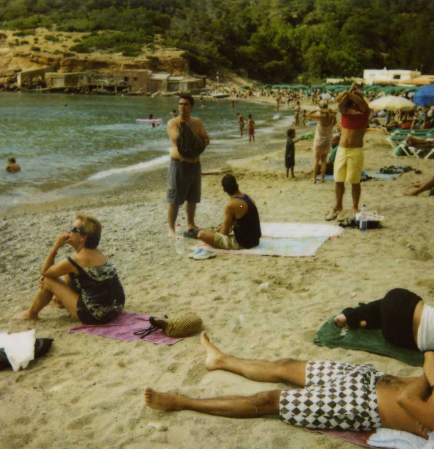 Cala Benirràs Ibiza: trommelaars bij zonsondergang + strandgids 1 Cap Bernat — de iconische rots in Cala Benirràs