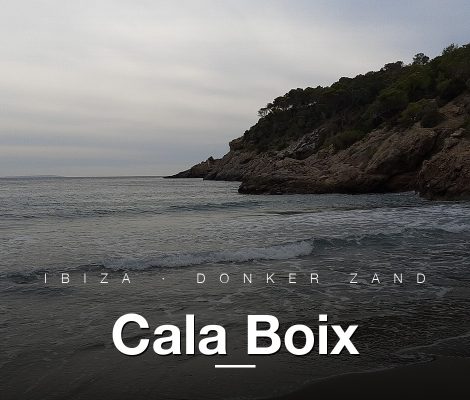 Cala Boix Ibiza — strand met donker zand