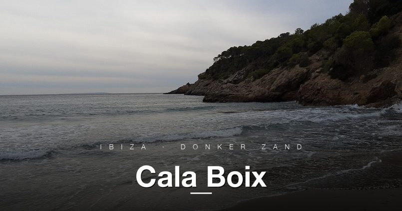 Cala Boix Ibiza — strand met donker zand