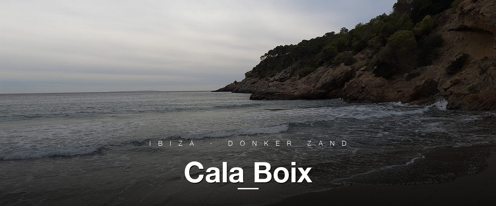 Cala Boix Ibiza, strand met donker zand