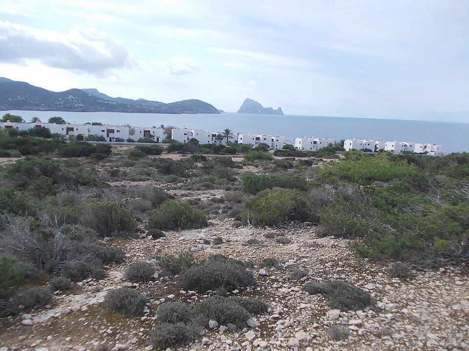 Cala Codolar Ibiza: stille westkust-cala bij Cala Comte 2 Uitzicht vanuit Cala Codolar over de westkust met Es Vedrà op de horizon