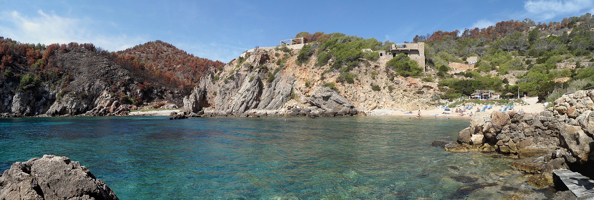 Het verlaten Sert-hotelruïne boven Cala d'en Serra