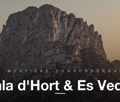 Es Vedrà bij zonsondergang gezien vanaf Cala d'Hort, zuidwestkust Ibiza