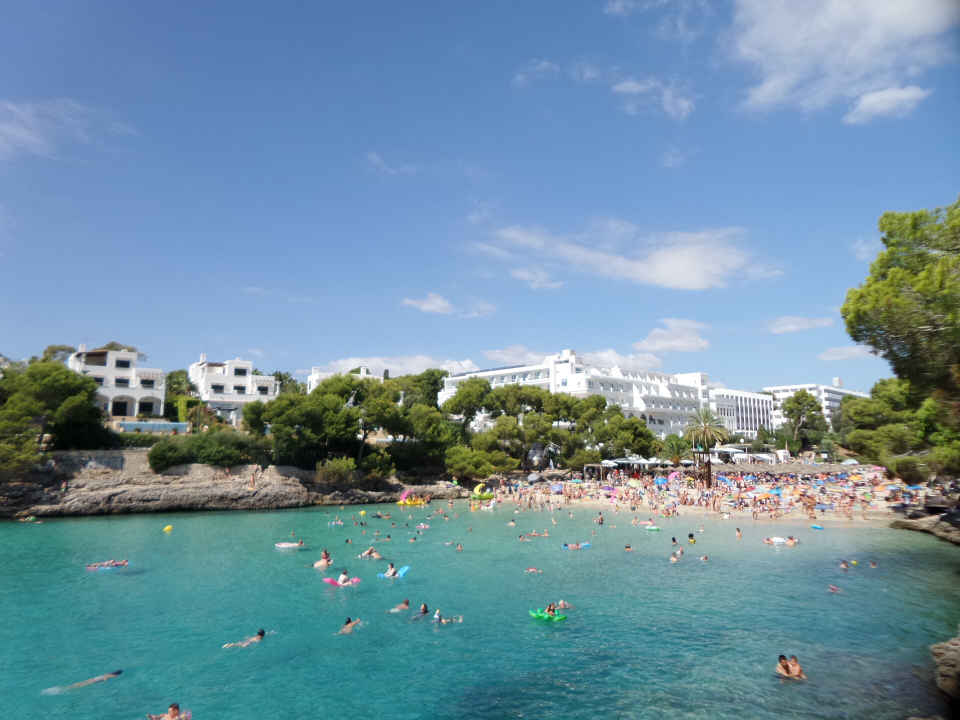 Kleine baai bij Cala d'Or op Mallorca met helder water