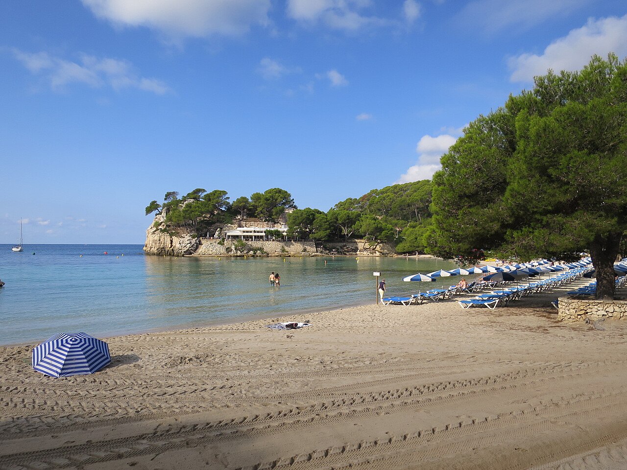 Cala Galdana op Menorca — groot beschut familiestrand