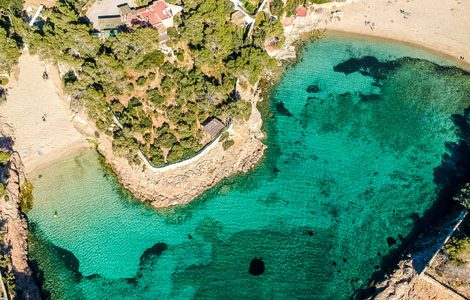 Luchtfoto van Cala Gracioneta — turquoise water en pijnbomen rond de kleine baai