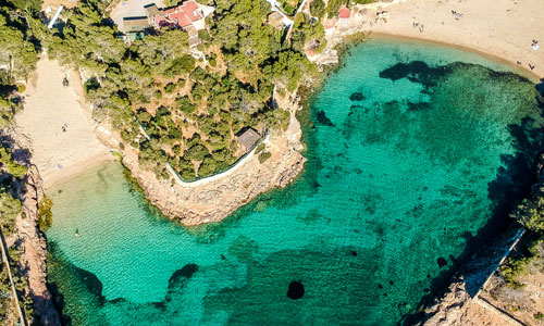 Luchtfoto van Cala Gracioneta — turquoise water en pijnbomen rond de kleine baai