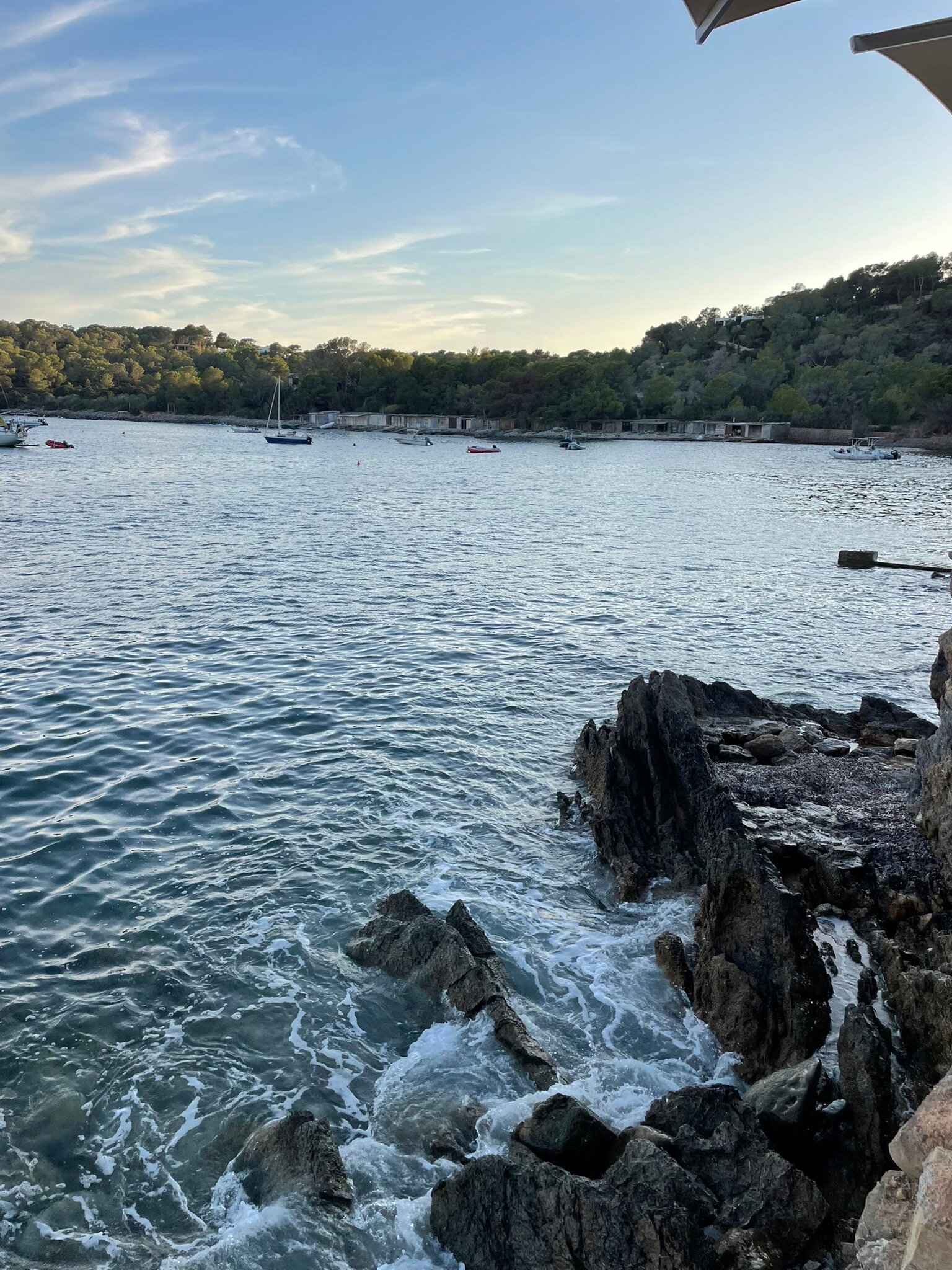 Cala Jondal in de avondzon