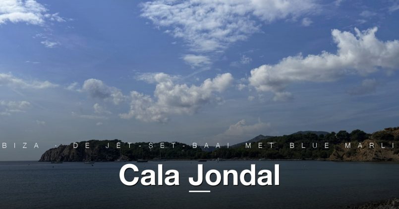 Panorama van Cala Jondal aan de zuidkust van Ibiza met boten en kliffen