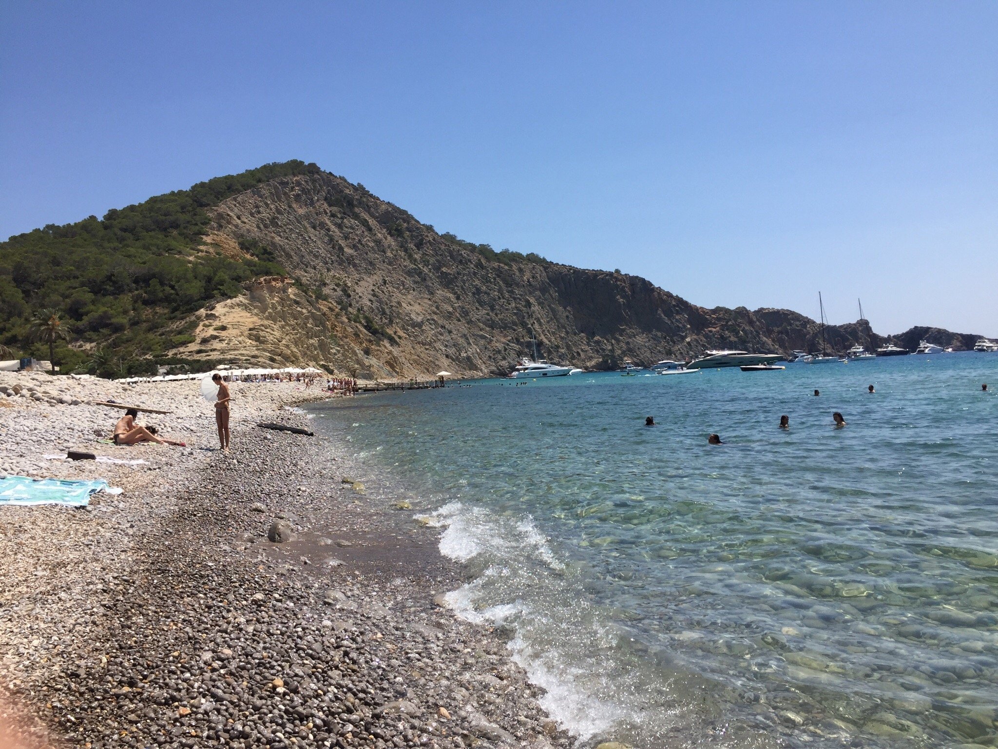 Het kiezelstrand van Cala Jondal