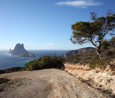 Cala Llentrisca op Ibiza — afgelegen kiezelbaai met heldere zee