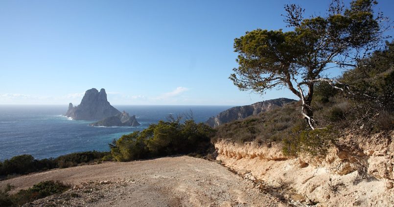 Cala Llentrisca op Ibiza — afgelegen kiezelbaai met heldere zee