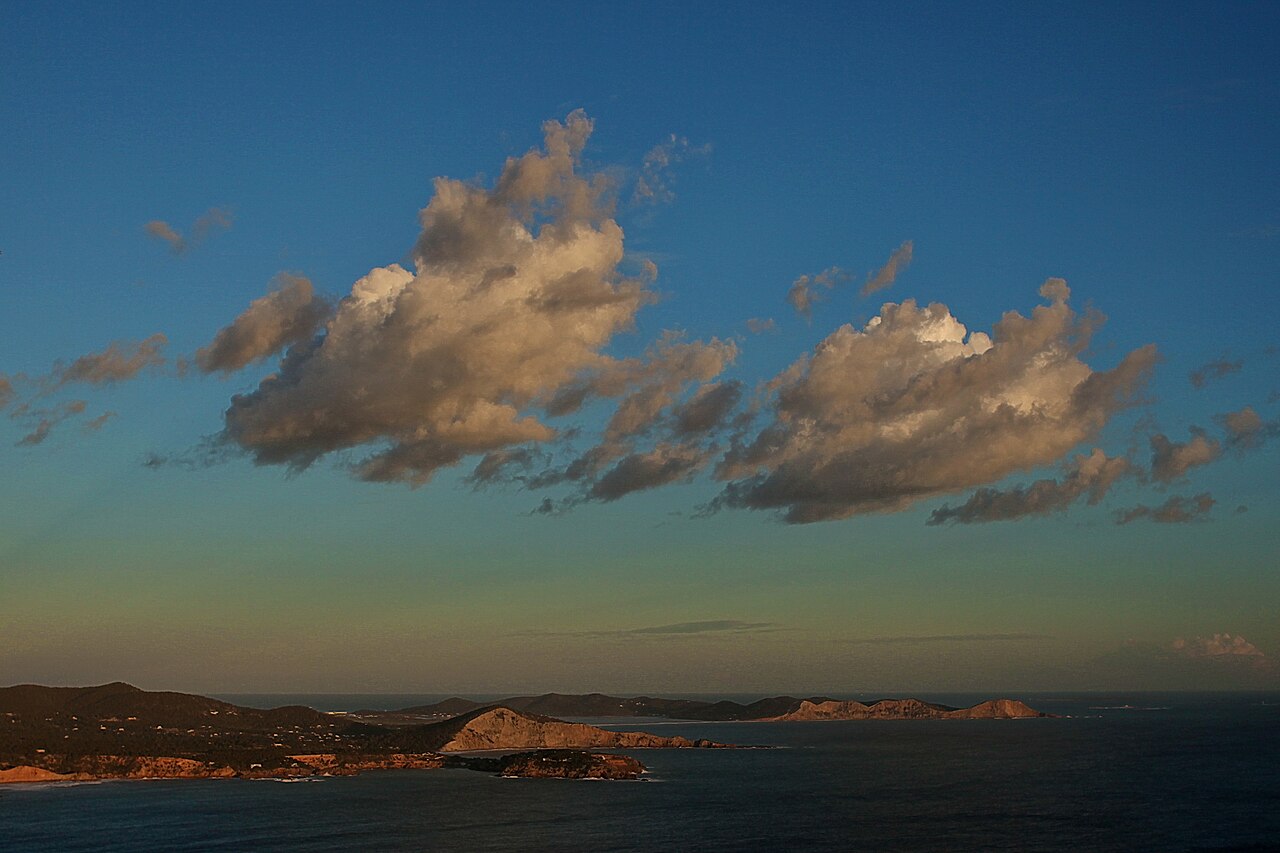 Uitzicht over Cala Llentrisca vanaf de kliffen, Ibiza