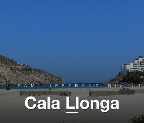Cala Llonga aan de oostkust van Ibiza, breed zandstrand met pijnbossen op de kliffen