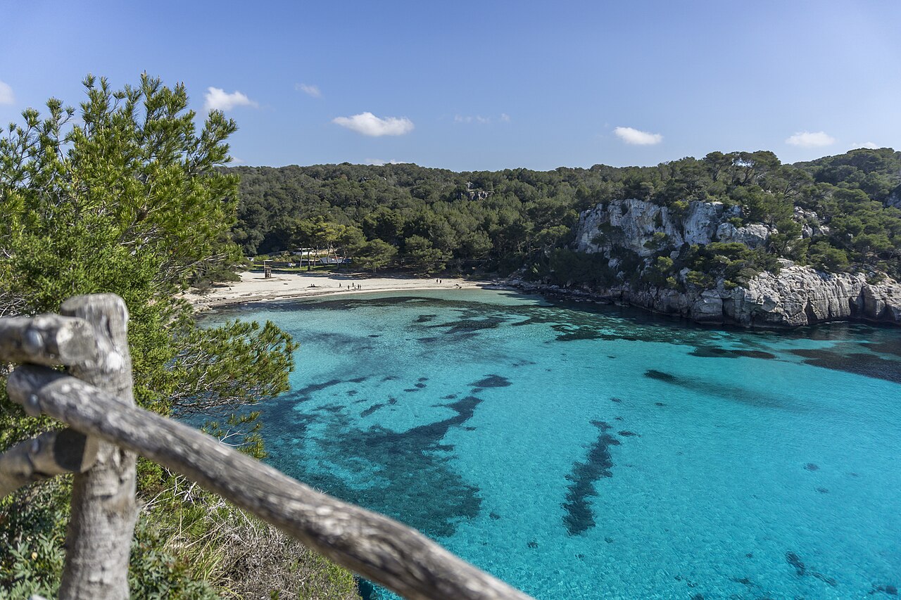 Cala Macarella gezien vanaf de kliffen