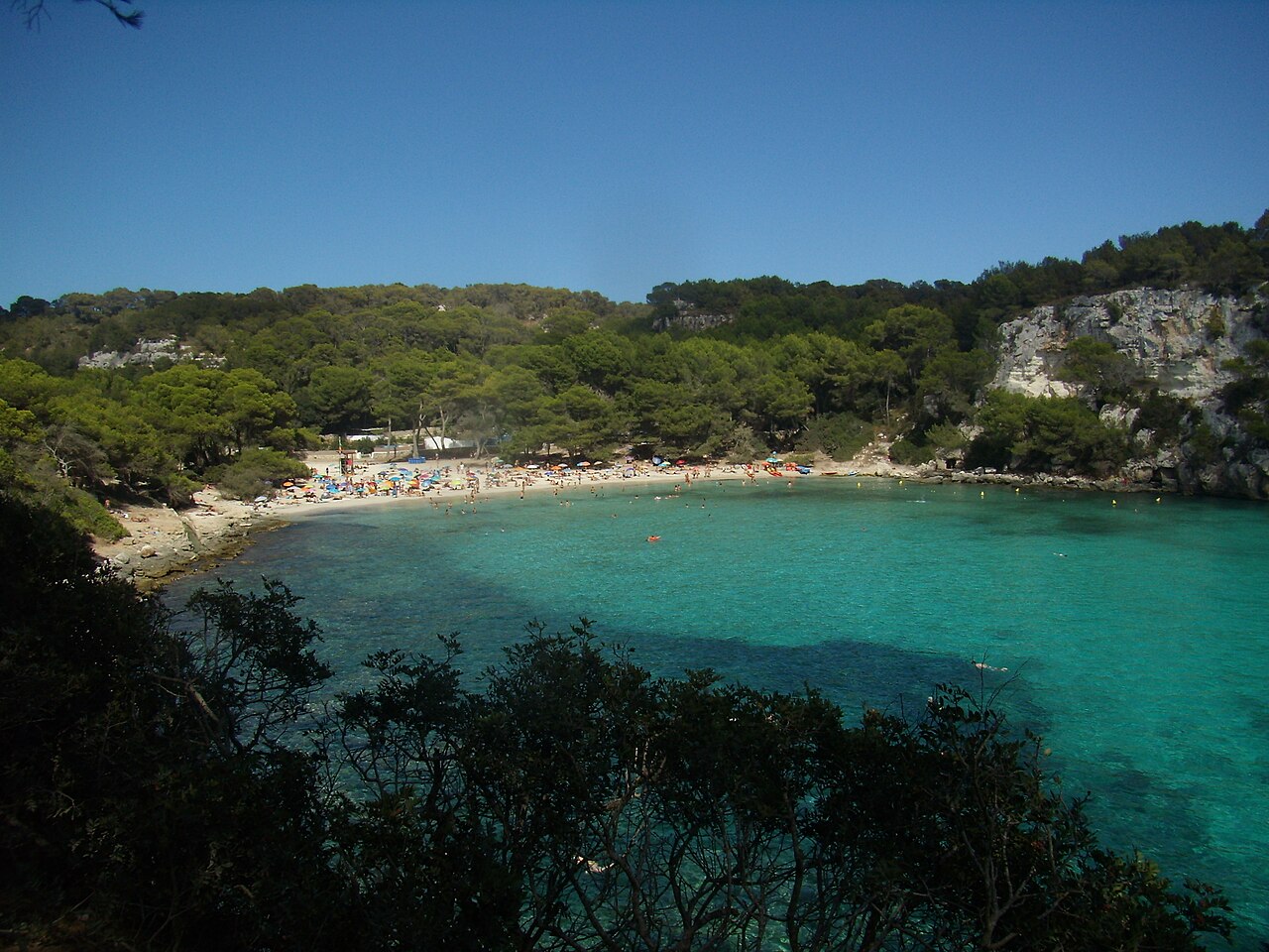 Het heldere turquoise water van Cala Macarella, Menorca