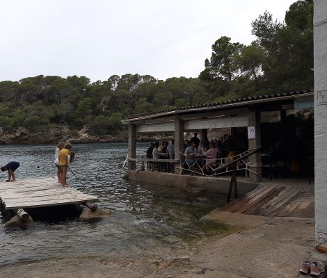 Het houten El Bigotes restaurant op de rotsen bij Cala Mastella — een Ibicenco-instituut sinds de jaren '70