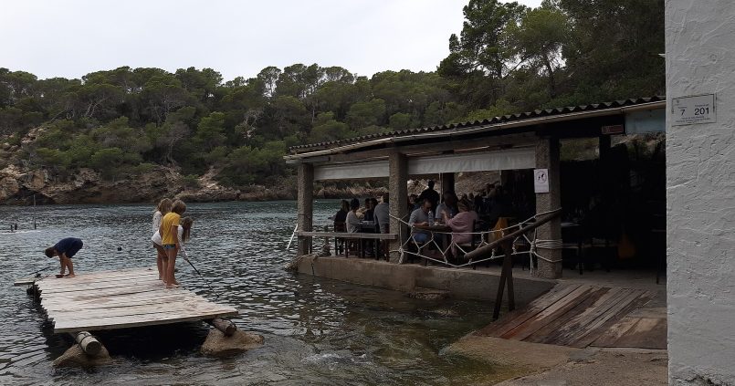 Het houten El Bigotes restaurant op de rotsen bij Cala Mastella — een Ibicenco-instituut sinds de jaren '70