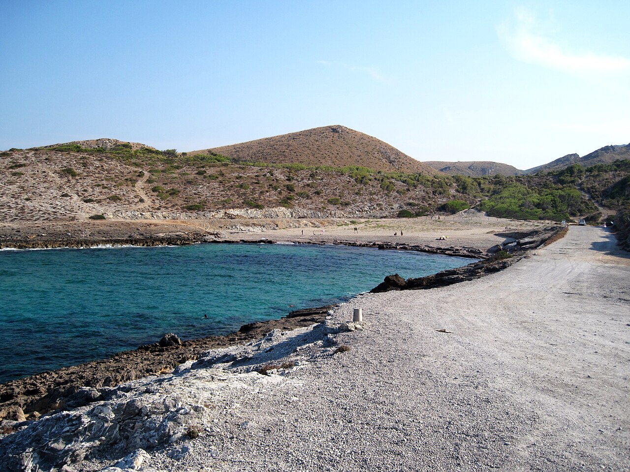 De baai van Cala Mitjana Mallorca met turquoise water