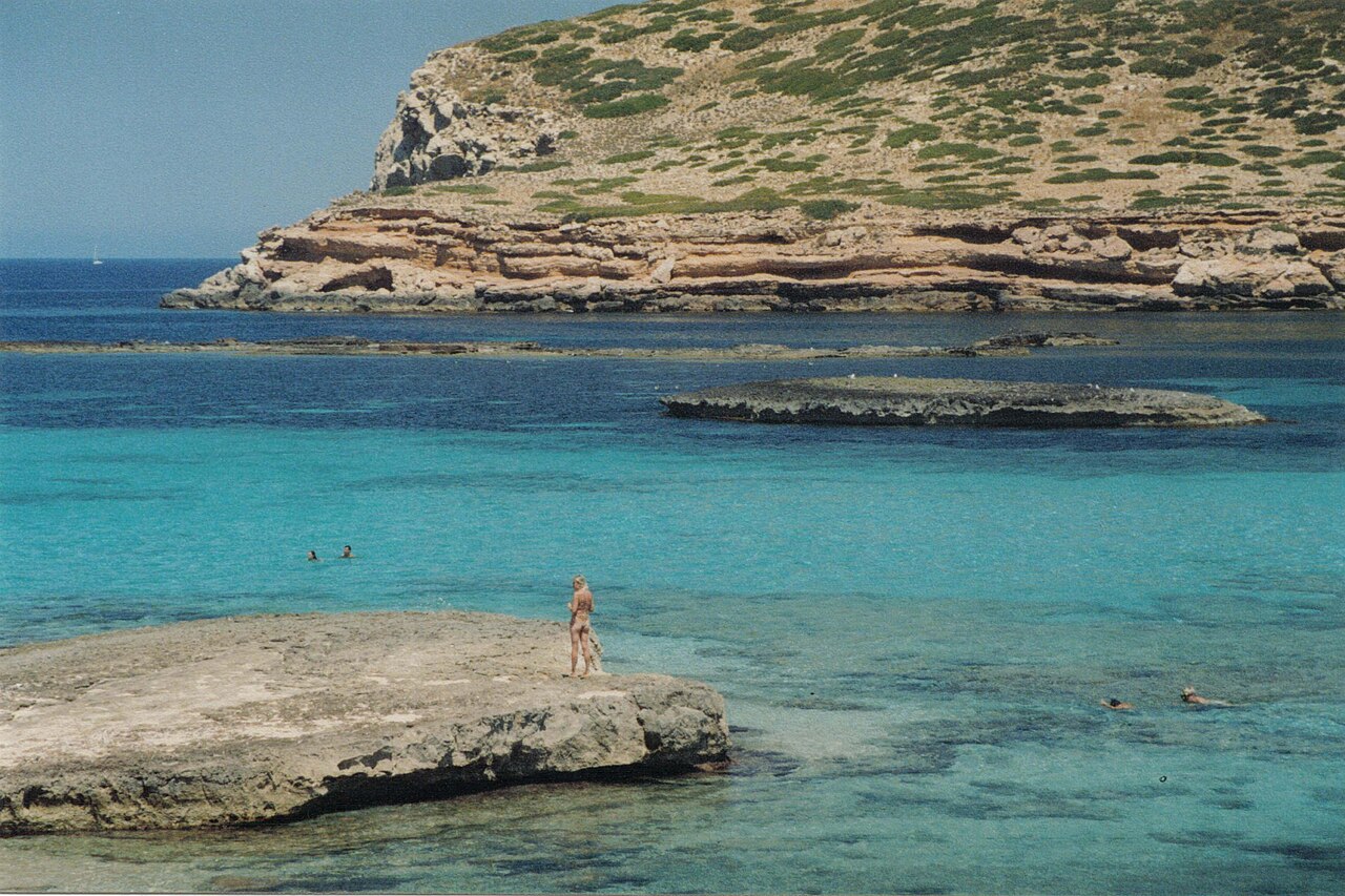 De U-vormige baai van Cala Moli, Ibiza