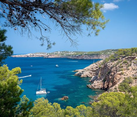 Het natuurlijke baaitje Cala Moli op Ibiza met helder water