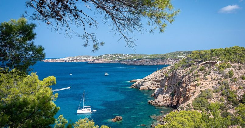 Het natuurlijke baaitje Cala Moli op Ibiza met helder water