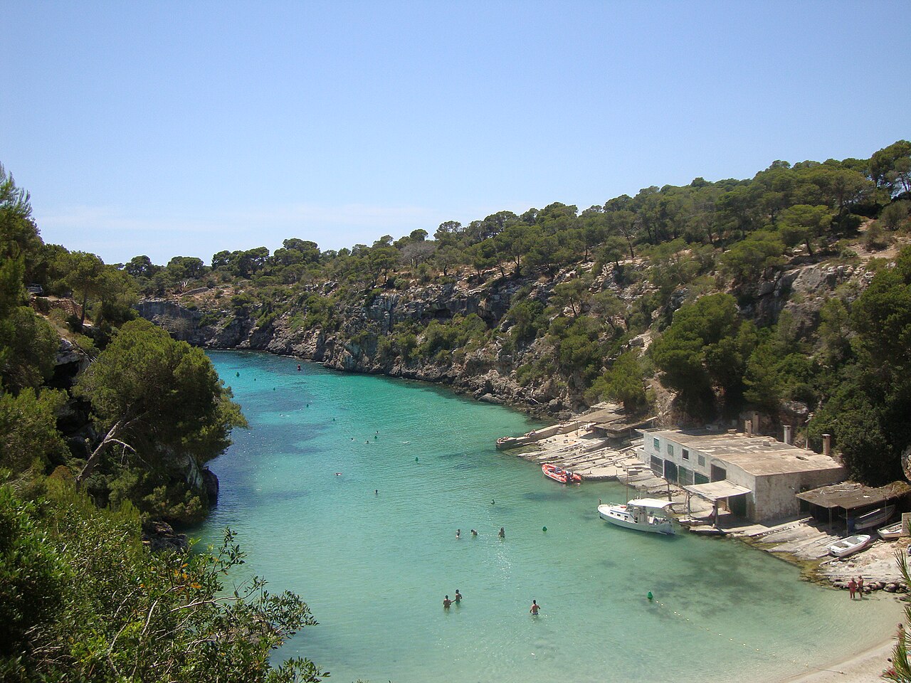 De smalle baai van Cala Pi op Mallorca van bovenaf