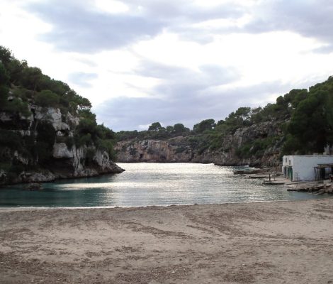 Playa de Cala Pi op Mallorca tussen hoge kliffen