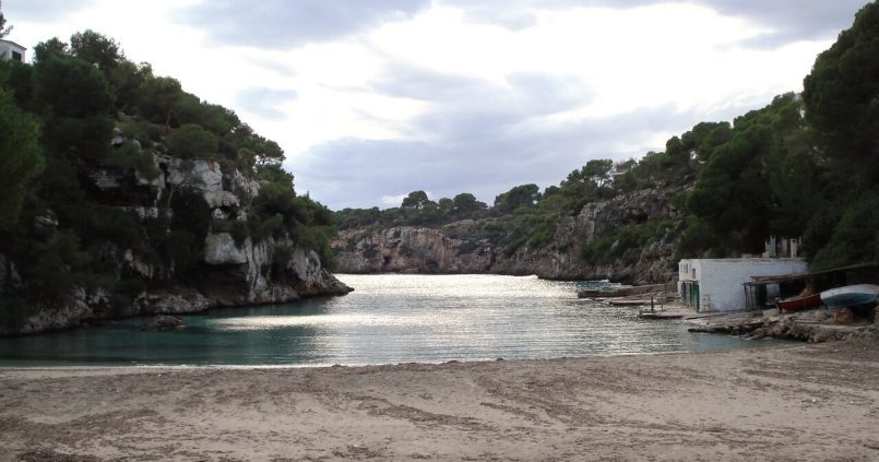 Playa de Cala Pi op Mallorca tussen hoge kliffen