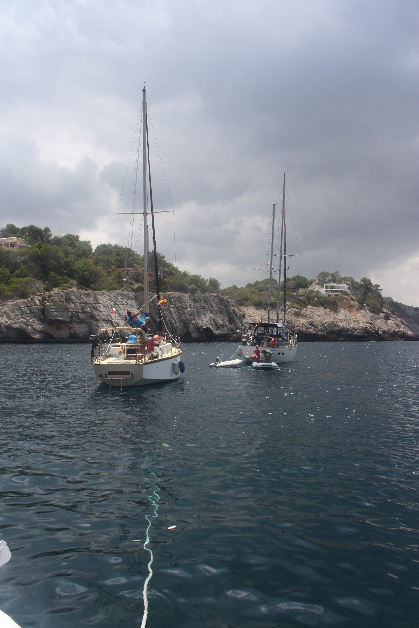 Zeilboten in de baai bij Cala Salada, vanaf hier loop je naar Saladeta