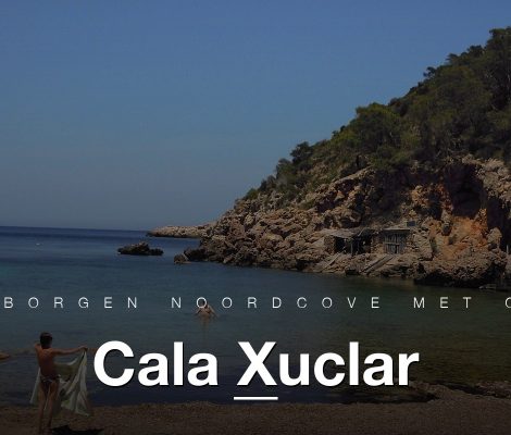 Cala Xuclar, een kleine baai aan de noordkust van Ibiza met helder water