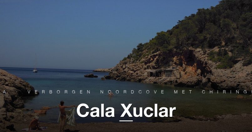 Cala Xuclar, een kleine baai aan de noordkust van Ibiza met helder water