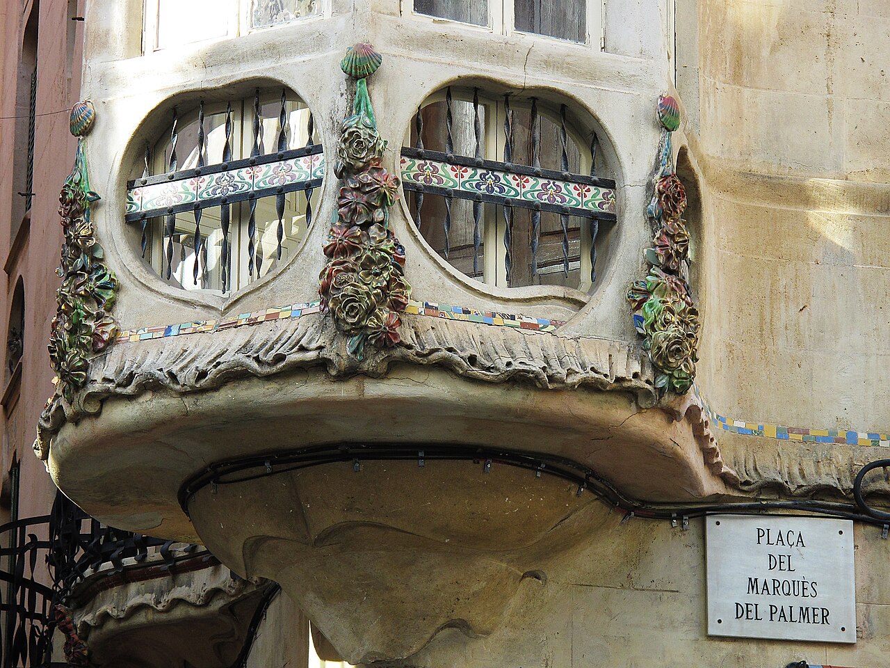 Can Forteza Rey Palma: het modernistische juweel (Gaudí-stijl) 2 Detail van de smeedijzeren balkons en mozaïek op Can Forteza Rey