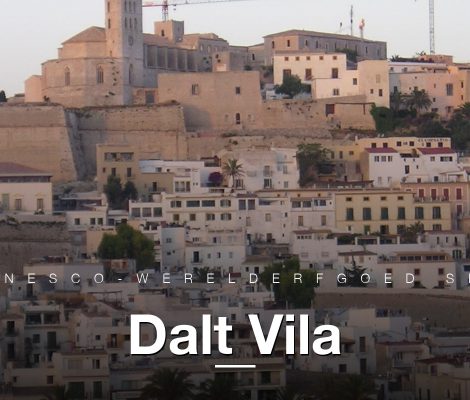 Dalt Vila, de gefortificeerde oude stad van Ibiza met de kathedraal boven de haven