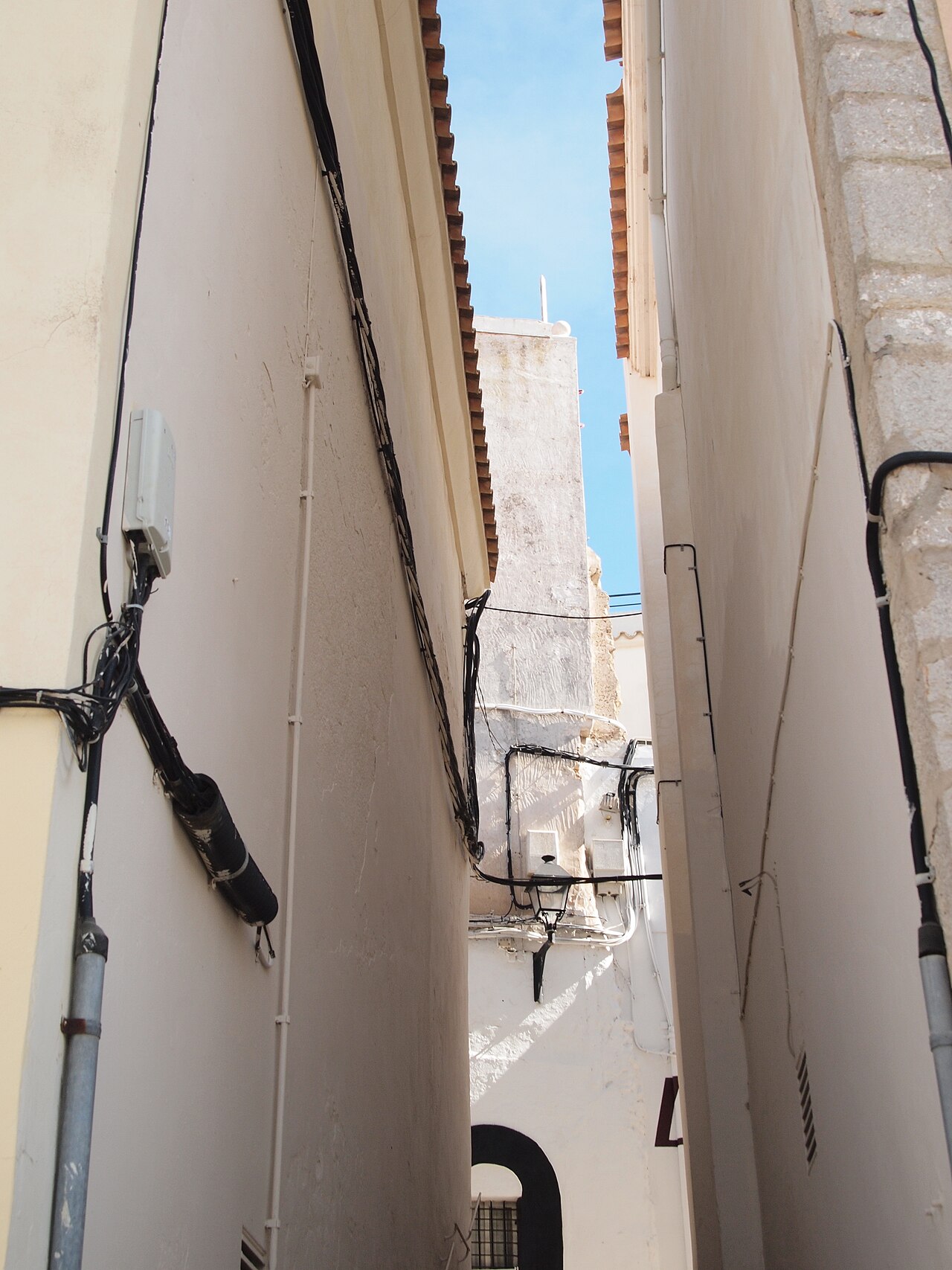 Smal straatje in de oude stad Dalt Vila, Ibiza