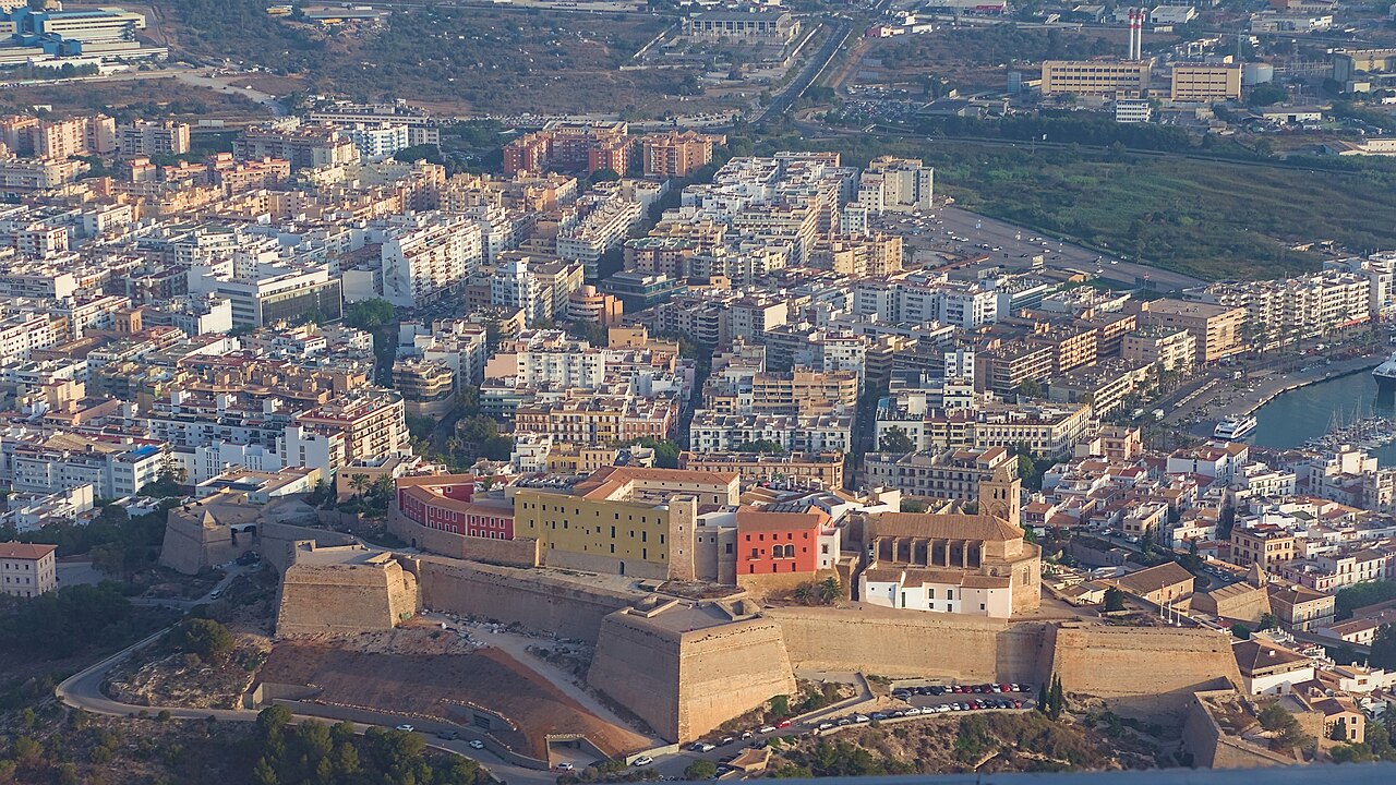 Eivissa (Ibiza-stad), de hoofdstad van het eiland, vanuit de lucht