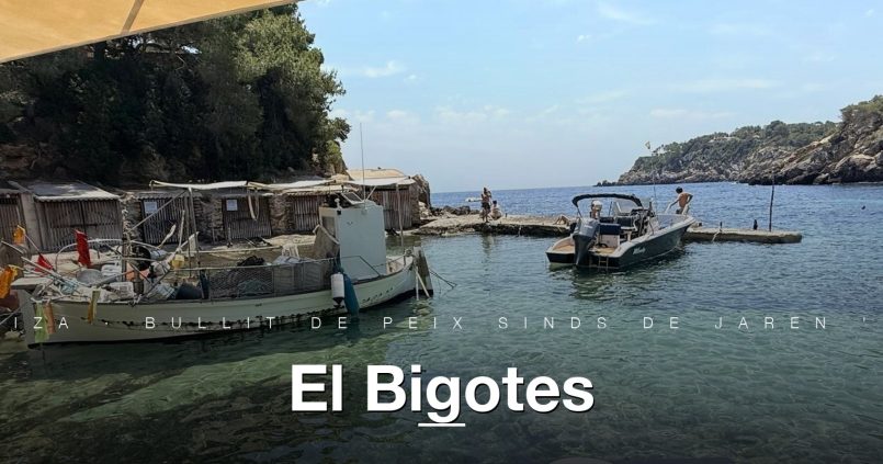 Het terras van El Bigotes aan Cala Mastella, met vissersbootjes in de baai